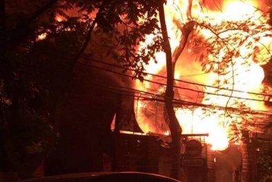 Lửa thiêu rụi bar Boom trong đêm, dân chơi tháo chạy thoát thân