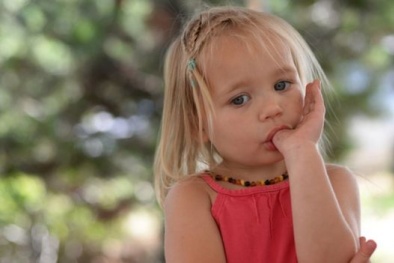 Trẻ mút tay hoặc cắn móng tay ít bị dị ứng