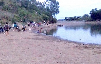 100 người cùng quần thảo đập nước mới vớt được thi thể ba nữ sinh