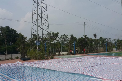 Tính mạng 'treo trên sợi tóc' khi bể bơi khủng mọc sát chân cột điện cao thế 110KV