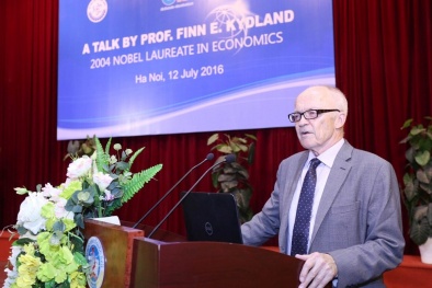 Giáo sư đạt giải Nobel kinh tế chia sẻ về chính sách và sự phát triển