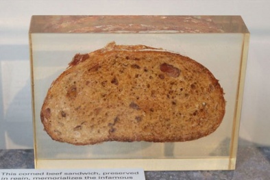 Phi hành gia NASA đã mang lên vũ trụ 1 miếng bánh mỳ như thế nào