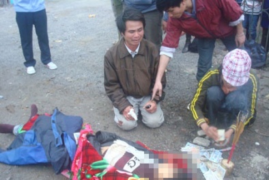 Tử vong trên xe khách, bé trai bị nhà xe vứt xác xuống đường