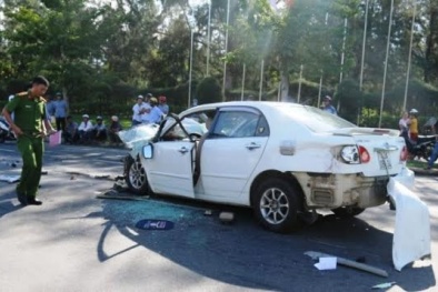 'Hôn nhau giữa đường', 2 xe ô tô biến dạng méo mó