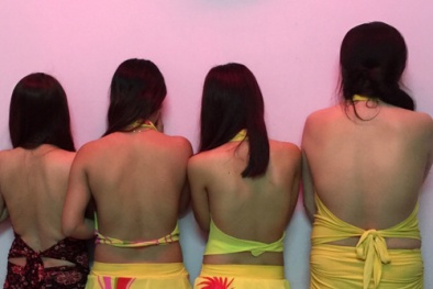 Nữ tiếp viên mặc bikini phục vụ khách karaoke ở Sài Gòn