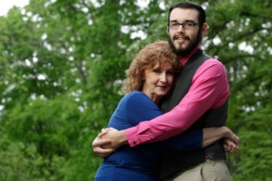 Bà lão 71 tuổi cưới anh chàng 17 tuổi sau 3 tuần gặp gỡ