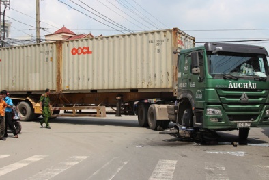 Con gái gào khóc trước thi thể mẹ bị bánh xe container cán ngang người
