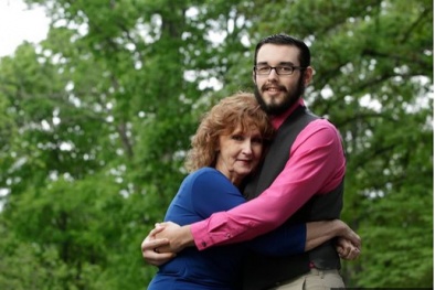 Cụ bà 71 tuổi lấy chàng trai 17 tuổi sau 3 tuần gặp mặt