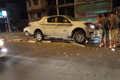 Hà Nội: Xe điên húc bục gần 20 mét dải phân cách