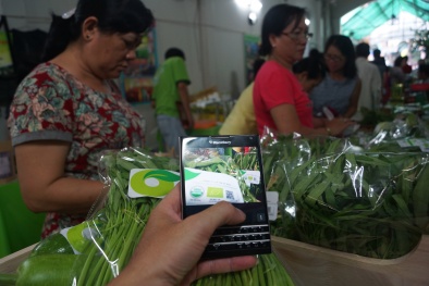 Dùng điện thoại thông minh chọn thực phẩm