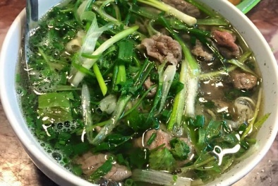 Bát 'phở dân chơi' 200 nghìn giữa Hà Nội có gì đặc biệt?