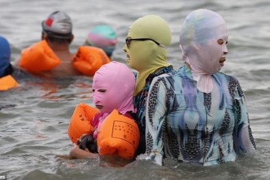 'Hết hồn' loạt ảnh dùng mặt nạ che nắng 'siêu kỳ dị' ở Trung Quốc