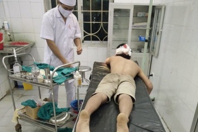 Mẹ khóc lóc, van xin nhóm côn đồ đừng đánh, chém con nhưng không được