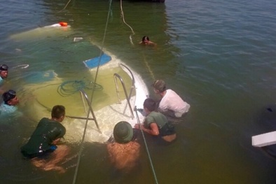 3 ca nô du lịch cùng 'ôm nhau' chìm ở bến Cửa Đại giữa đêm