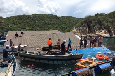 300 khách hoảng loạn trên bè bán hải sản sập ở vịnh Vĩnh Hy, 2 người chết