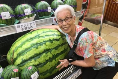 Dưa hấu lớn chưa từng thấy giá gần 7 triệu đồng/quả