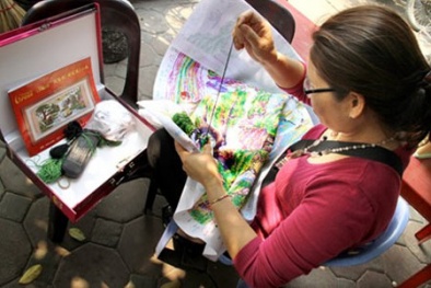 'Vùi đầu' thêu tranh chữ thập: Tự 'giết' chính mình