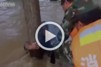 Chuyện cụ ông chấp nhận bị lũ cuốn để cứu vợ lay động hàng triệu con tim