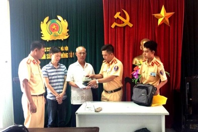 CSGT trả lại số tiền lớn cùng nhiều giấy tờ cho người đánh rơi