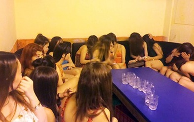 Nữ tiếp viên lưng trần chạy tán loạn khi nhà hàng bị kiểm tra