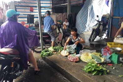 Hà Nội: Bão càn quét, giá rau xanh tăng 'chóng mặt'