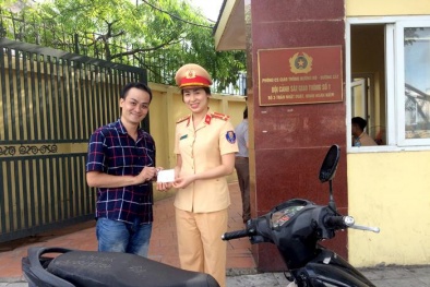 CSGT trao trả xe máy cho người dân bị mất cắp trước cửa nhà