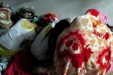 Nữ tiếp viên massage kích dục cho khách trong phòng VIP bị bắt quả tang