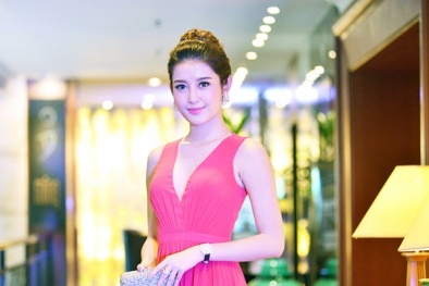 Á hậu Huyền My đeo đồng hồ kim cương 1,5 tỷ 'đọ sắc' cùng NSƯT Chiều Xuân