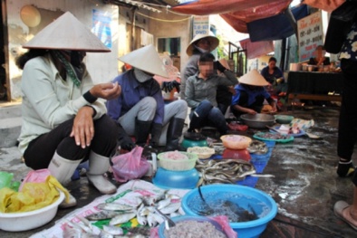 Cảnh giác với chiêu tráo hàng khi mua hải sản ở chợ Cái Dăm - Hạ Long