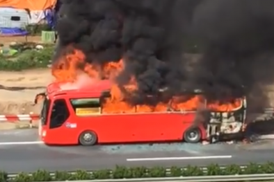 Clip: Cháy ô tô tại cao tốc Pháp Vân Cầu Giẽ