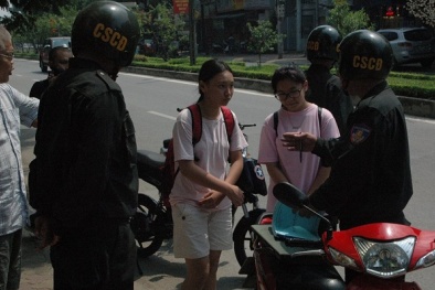 Cảnh sát cơ động xử lý hơn 300 trường hợp vi phạm giao thông ngày đầu ra quân