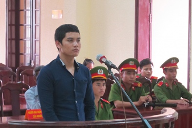 Nghịch tử dùng đòn gánh đánh gãy tay mẹ