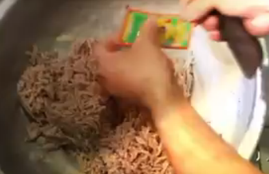 Rợn người công nghệ chế biến patê, xúc xích từ bì lợn, nội tạng thối