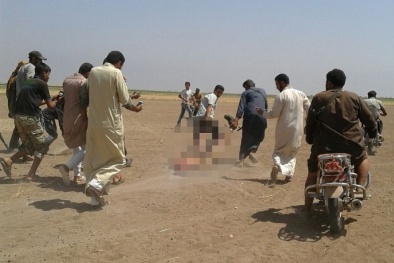 Phẫn nộ cảnh giẫm đạp thi thể phi công trực thăng cứu trợ nhân đạo của Nga