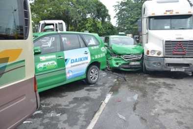 Tiếng la hét kinh hoàng trong vụ tai nạn liên hoàn khiến 5 xe dính thành chùm