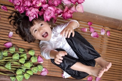 Ngỡ ngàng với vẻ xinh như thiên thần của con gái danh hài Thúy Nga