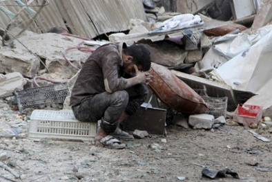 Tình hình chiến sự Syria mới nhất: Trẻ em Syria đốt lốp xe ngăn cản các cuộc không kích