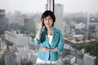 Cận cảnh vẻ đẹp quý phái của tân nữ Bộ trưởng Quốc phòng Nhật Bản