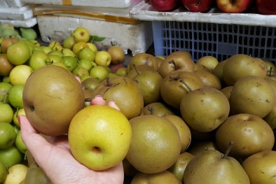 Táo, lê vắng khách: ‘Không ăn vì hàng Tàu’!