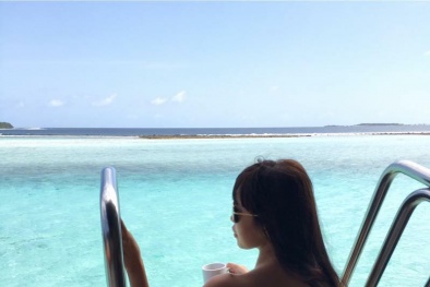 Choáng với vẻ táo bạo của siêu mẫu Hà Anh 'buông lơi ' vòng 1 uống trà trên biển