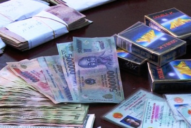 Anh em sinh đôi giả công an đi bắt đánh bạc