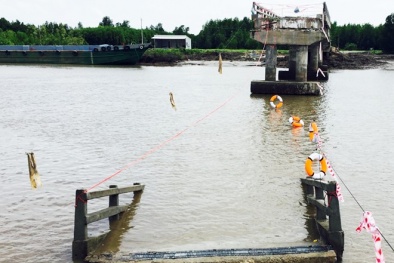 Mở phà thay thế cầu xây 4 tỷ đồng sập khi chưa nghiệm thu