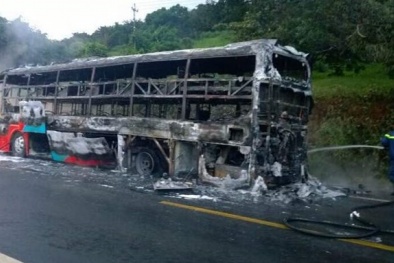 Giây phút 'tử thần' của 20 hành khách trên chuyến xe bốc cháy bừng bừng