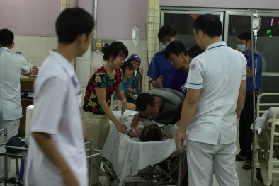 Nghẹn ngào cảnh cha đau đớn hôn con gái 4 tuổi bị đuối nước lần cuối