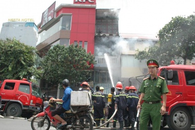 Cháy lớn kèm theo tiếng nổ ở sát nhà hàng KFC vào đúng giờ Ngọ