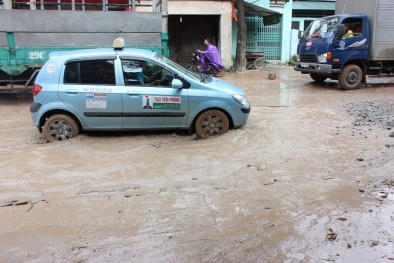 Giữa Thủ đô Hà Nội xe cộ vẫn phải lội nước qua những 'hố bom'