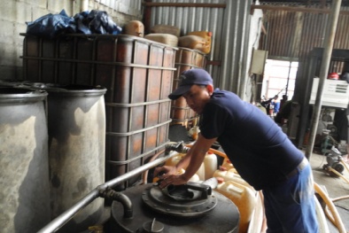 Triệt phá 'ổ' rút ruột xăng dầu ở TP HCM