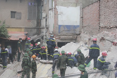 Vụ sập nhà số 43 Cửa Bắc: Một nạn nhân có nguy cơ bị cắt chân