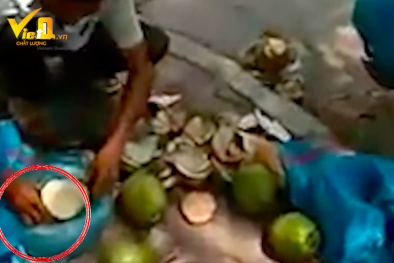 Cận cảnh 'công nghệ' tẩy trắng dưa công khai trên phố