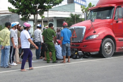 Tài xế container kéo lê xe máy cả trăm mét rồi lạnh lùng bỏ đi